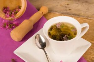 Cele mai eficiente plante medicinale pentru simptomele menopauzei