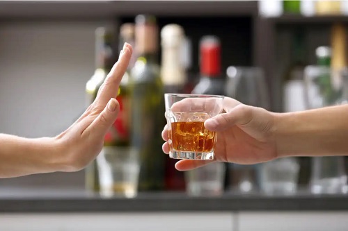 Persoană care refuză alcoolul
