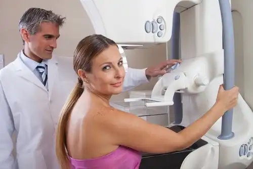 Tânără la prima mamografie