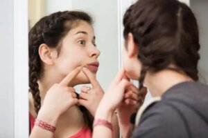 Cum să identifici și să tratezi comedoanele închise