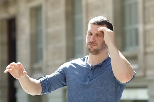 Bărbat care suferă de amețeală