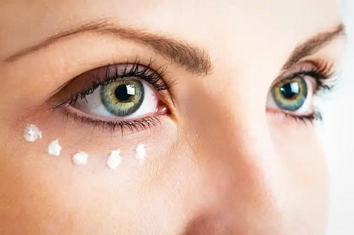 Capsulele de vitamina E pe piele aplicate în jurul ochilor