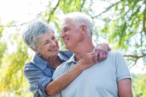 Cuplu conștient de sexualitatea la vârstă înaintată