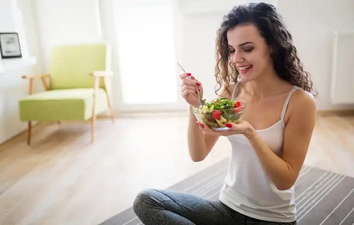 Fată care urmează dieta antiinflamatoare pentru acidul uric