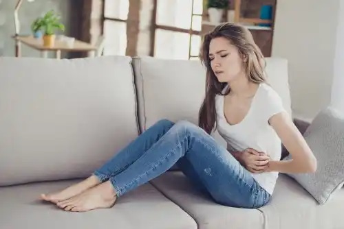 Fată ce se confruntă cu efectele secundare ale antibioticelor