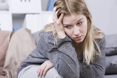Fată care are furnicături în cap