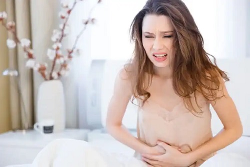 Fată care are nevoie de remedii naturiste pentru amebiază