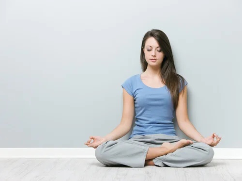 Fată care face yoga