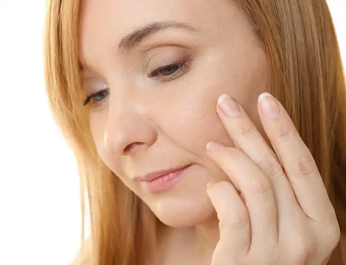Femeie ce cunoaște moduri de a folosi capsulele de vitamina E pe piele