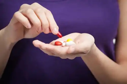 Femeie ce cunoaște efectele secundare ale antibioticelor