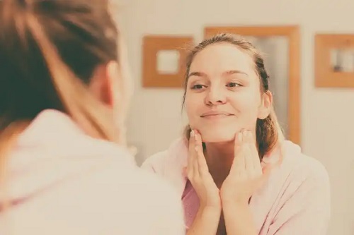5 greșeli când îți cureți fața care îmbătrânesc pielea