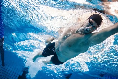 Cum poți îmbunătăți abilitățile mentale prin înot