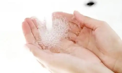 Îngrijirea mâinilor îmbătrânite prin spălare blândă