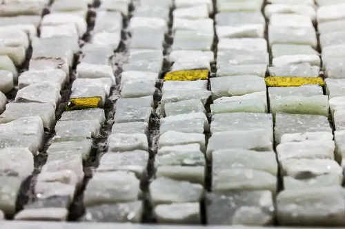 Instalarea mozaicului pe podea