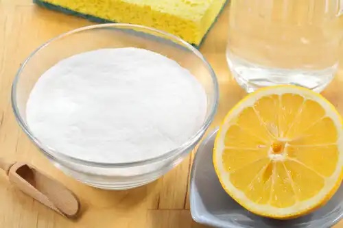5 moduri de a folosi bicarbonat de sodiu și lămâie în curățarea gospodăriei