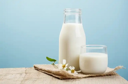 Lapte folosit în remedii naturiste pentru petele mâinilor