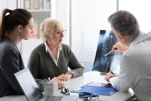 Medic care consultă un pacient