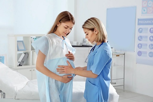 Medic care are grijă de o gravidă
