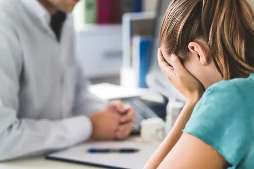 Medic ce analizează semne de boli mintale