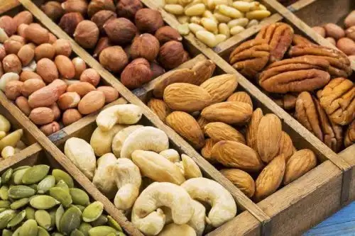 Nuci pe lista de alimente cu colagen