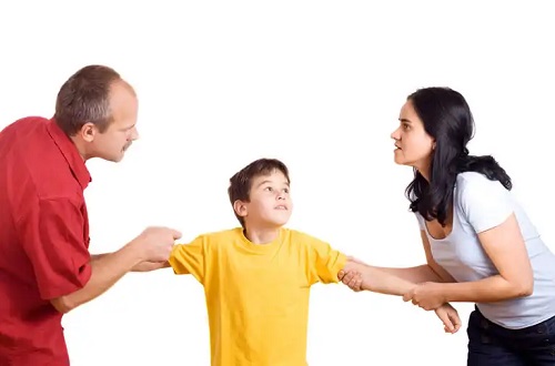Părinți care se ceartă pe copil