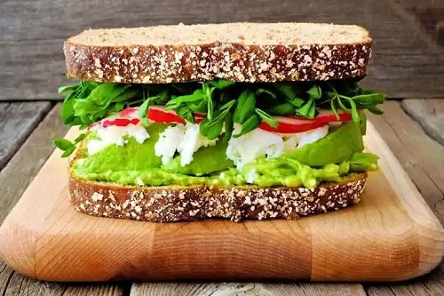 Sandviș cu avocado