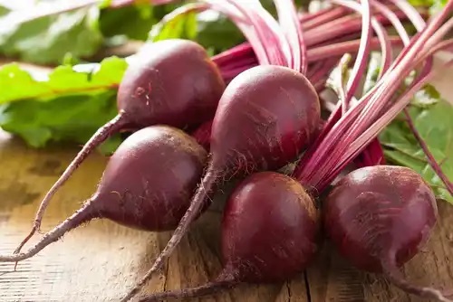 Sfeclă inclusă în remedii naturale pentru întărirea vaselor de sânge