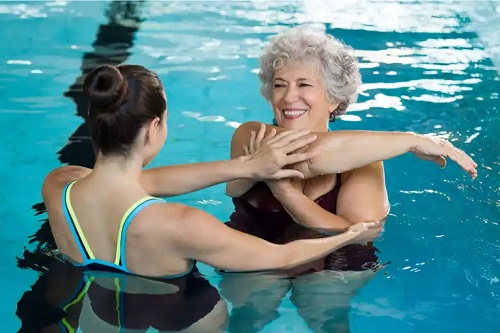 Antrenor care oferă sfaturi de motivație pentru fitness