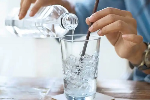 Pahar de apă cu gheață
