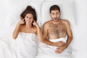 Cele mai bune 5 produse naturale pentru a opri sforăitul