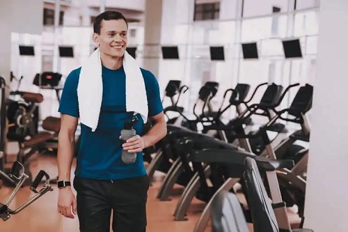 Bărbat care transformă grăsimea în mușchi