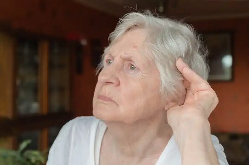 Bătrână care nu mai aude bine
