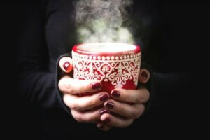 5 băuturi calde și reci pentru a calma durerea în gât