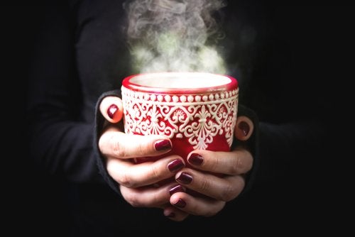 5 băuturi calde și reci pentru a calma durerea în gât