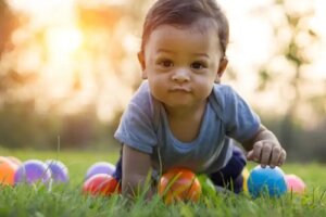 Exerciții de stimulare pentru bebeluși între 4 și 7 luni