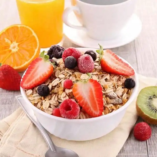 Bol cu cereale și fructe la micul dejun