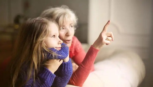 Bunică ce oferă sfaturi pentru a accepta vârsta și îmbătrânirea