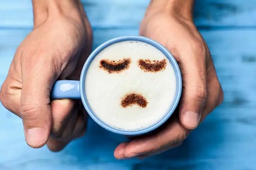 Cană de cafea cu față tristă
