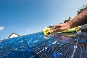 Cum se curăță panourile solare pentru a le menține eficiența