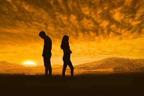 Cuplu distant care nu comunică