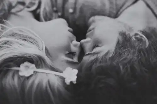 Cuplu fericit întins în iarbă