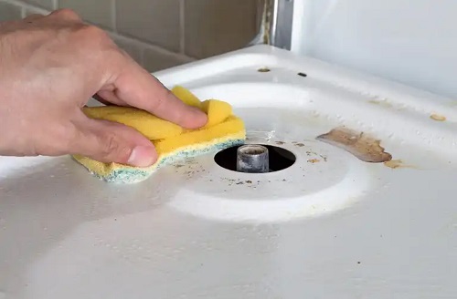 Trucuri de curățare cu argilă albă a aragazului