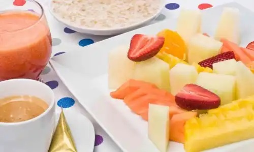 Diverse fructe la micul dejun
