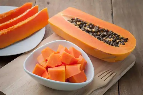 Cum se elimină petele de pe față cu papaya
