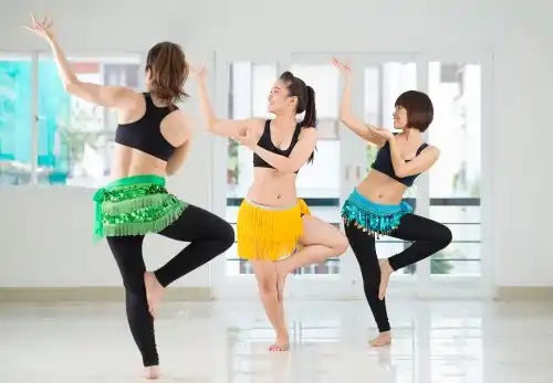 Femei care dansează din buric