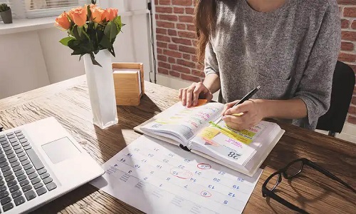 Femeie care scrie în Bullet Journal