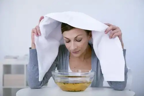 Femeie care face inhalații