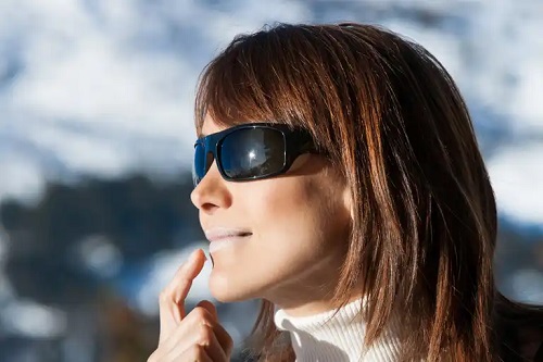 Femeie care își protejează buzele de soare