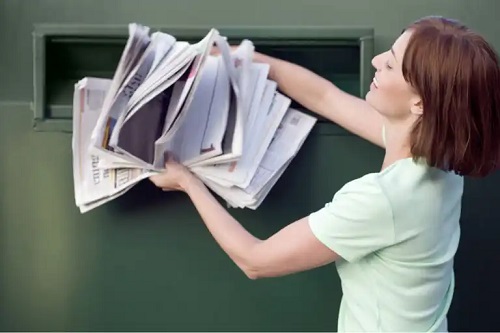 Femeie care primește ziare
