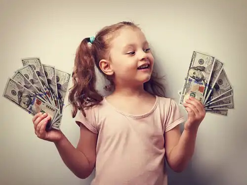 Fetiță care a primit bani